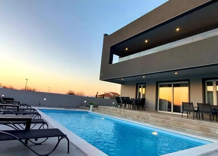 Villa Tia With Heated Pool & Jacuzzi