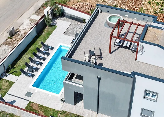 Villa Tia With Heated Pool & Jacuzzi