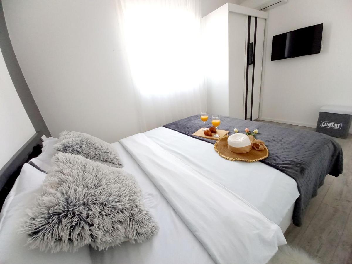 Tia With Heated Pool & Jacuzzi Villa