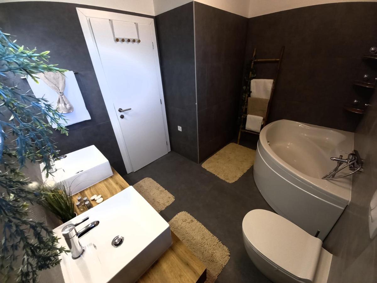 Tia With Heated Pool & Jacuzzi *