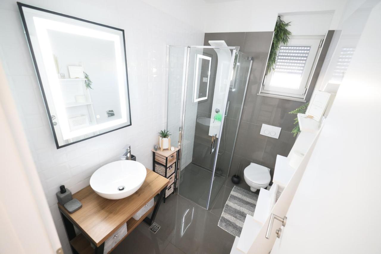 Tia With Heated Pool & Jacuzzi Villa Murvica (Policnik)