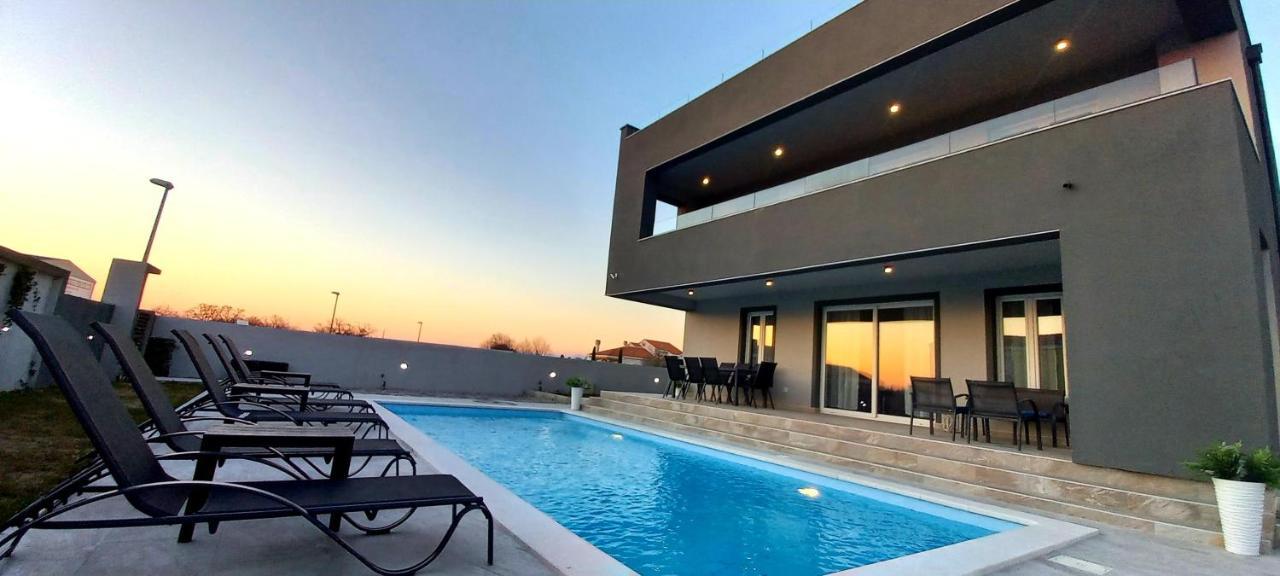 Tia With Heated Pool & Jacuzzi Villa