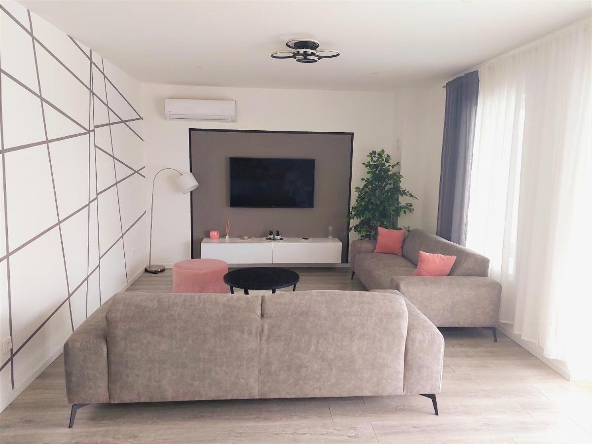 Tia With Heated Pool & Jacuzzi Villa *
