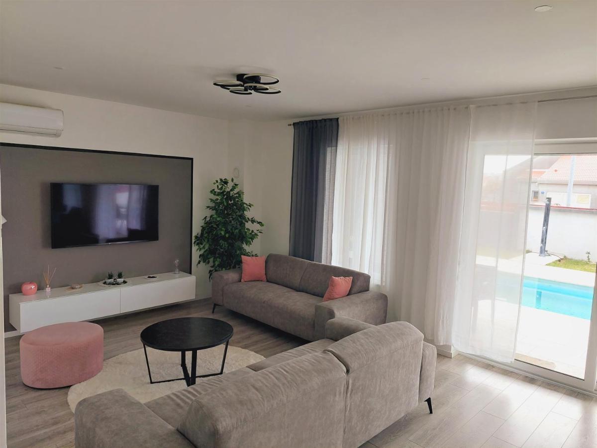 Tia With Heated Pool & Jacuzzi Villa *