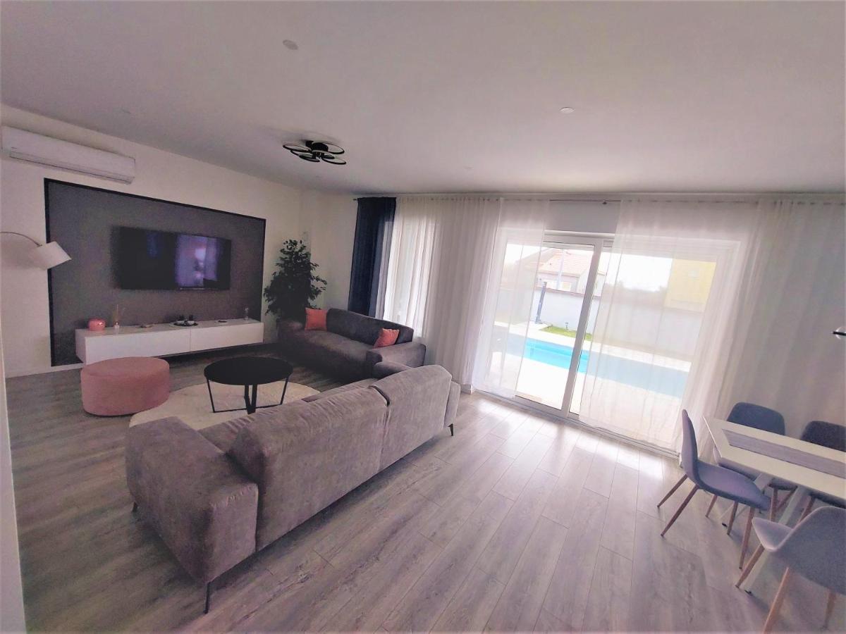 Tia With Heated Pool & Jacuzzi *